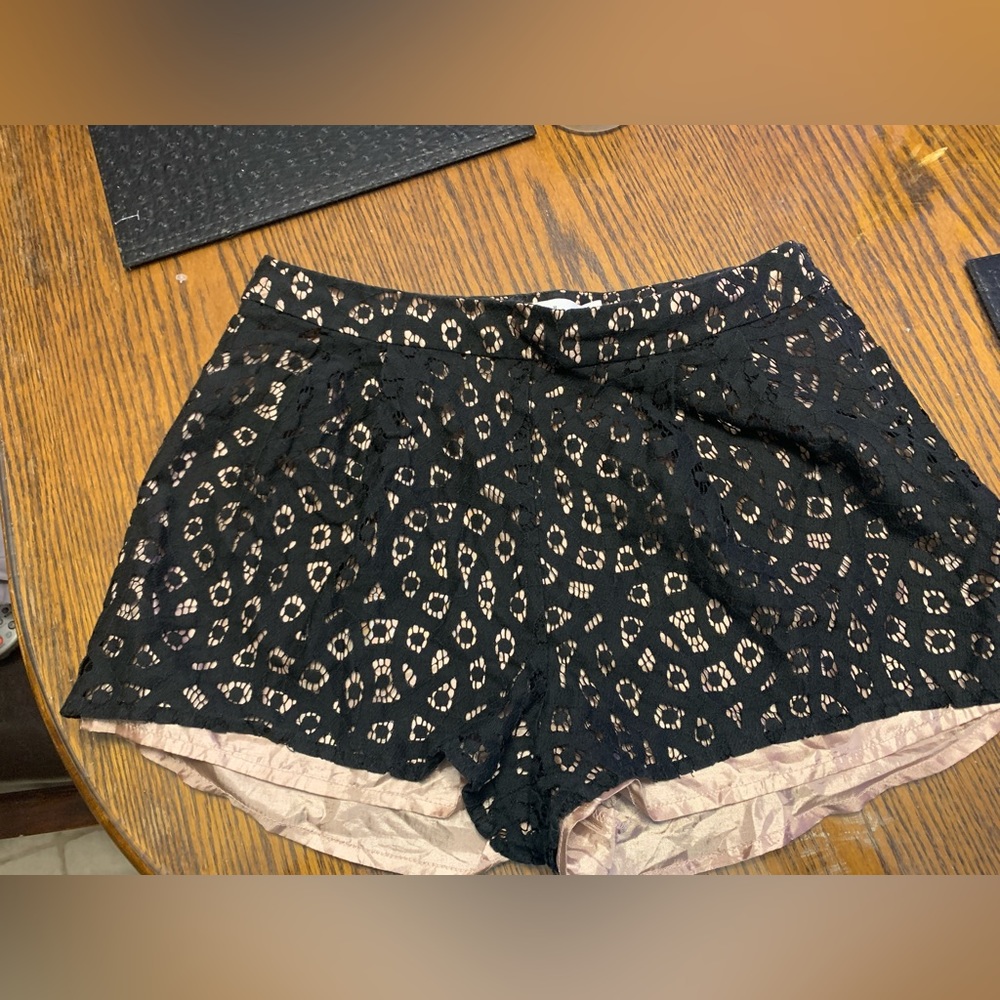 LUSH HIGH RISE BLACK PATTERNED SHORTS 15” WAIST